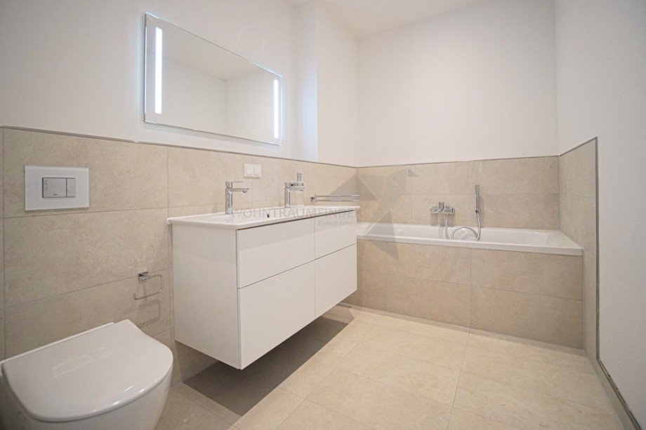 Muster Bad mit Wanne und Doppelwaschtisch Etagenwohnung Chemnitz