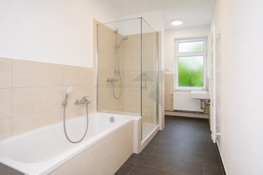 Tageslichtbad mit Wanne und Dusche Erdgeschosswohnung Chemnitz, Rabenstein