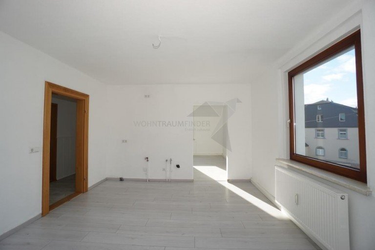 K�che m. Blick ins Wohnzimmer Neukirchen/Erzgebirge / Adorf/Erzgebirge Etagenwohnung Ger�umige 2-Raum-Wohnung mit gro�er Wohnk�che, Gartennutzung und PKW-Stellplatz