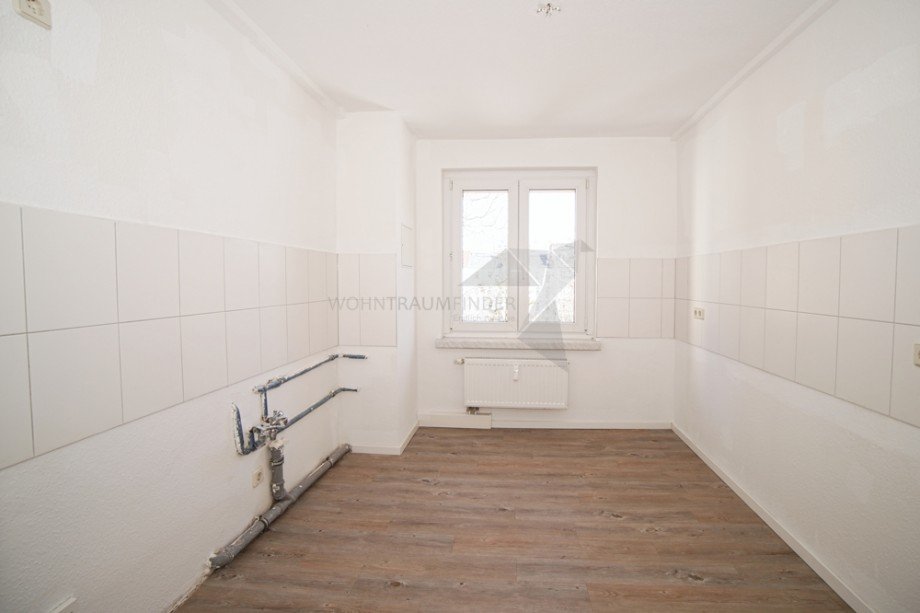K�che mit Fenster und Fliesenspiegel Etagenwohnung Chemnitz