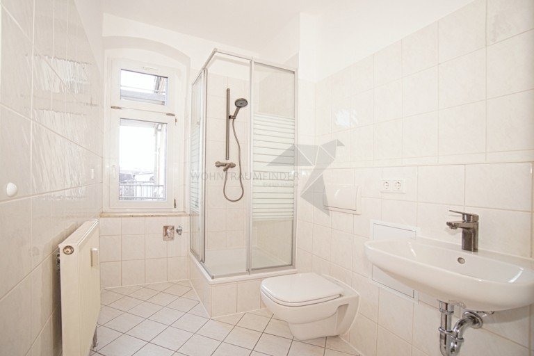 Tageslichtbad mit Dusche und WM-Stellplatz Chemnitz Etagenwohnung !! Helles 1 Raum-Appartement mit Tageslichtbad und gro�z�giger Wohnk�che in ruhiger Seitenstra�e !!