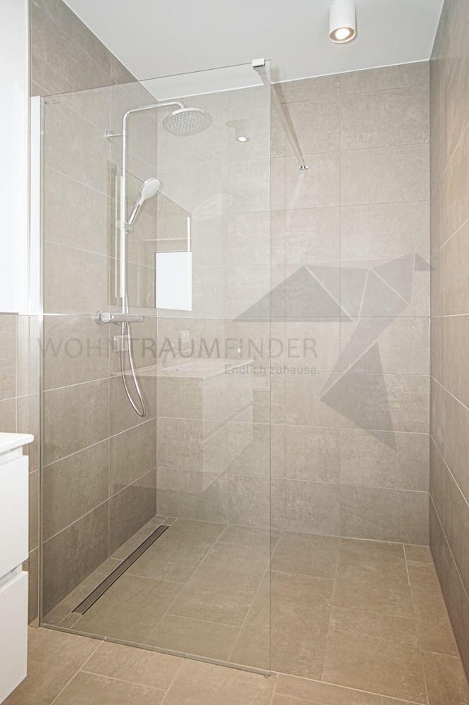 XXL-Dusche im Masterbad Doppelhaush�lfte Chemnitz