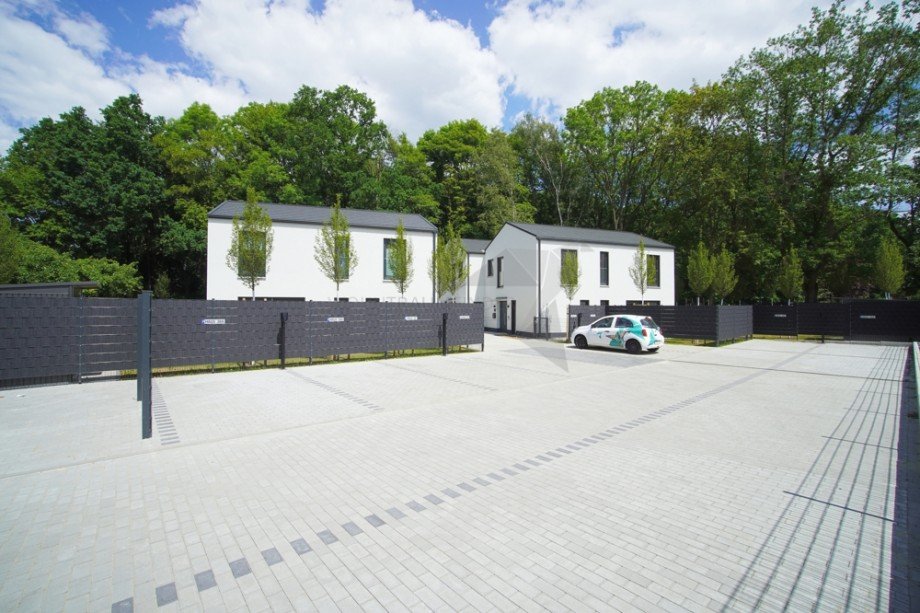 Parplatz und Eingangsbereich Doppelhaush�lfte Chemnitz