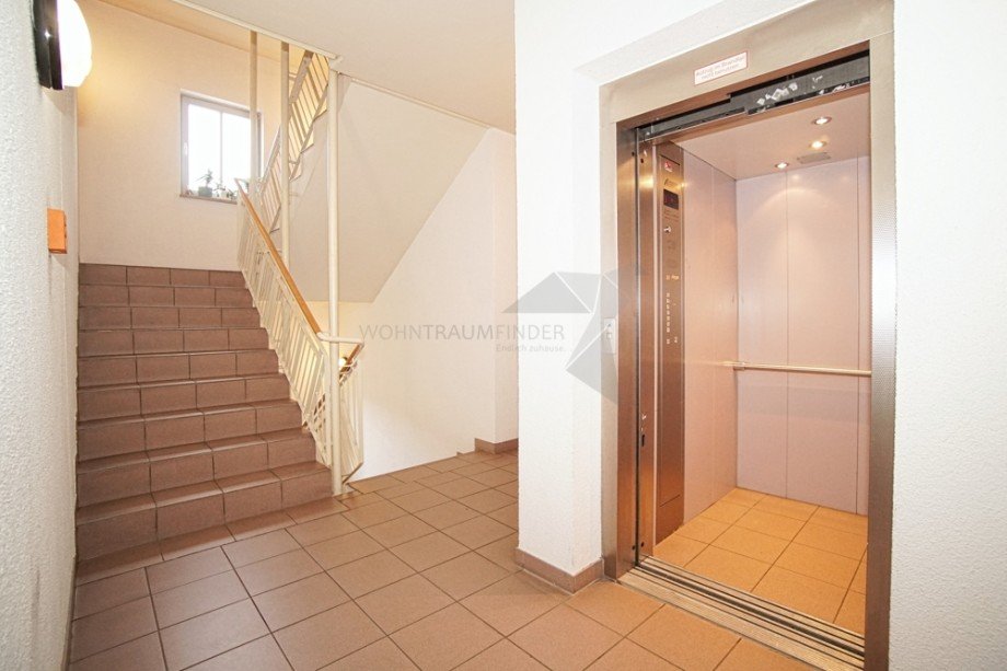 Treppenhaus mit Aufzug Etagenwohnung Chemnitz