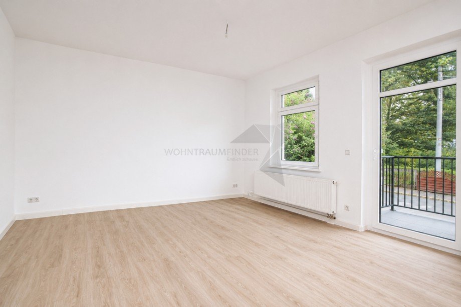 Wohnzimmer mit Balkonzugang Erdgeschosswohnung Chemnitz, Rabenstein