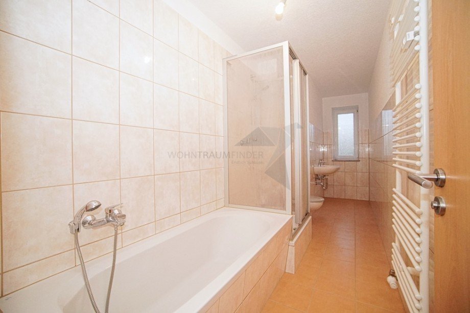 Tageslichtbad mit Wanne und Dusche Erdgeschosswohnung Chemnitz / Sch�nau