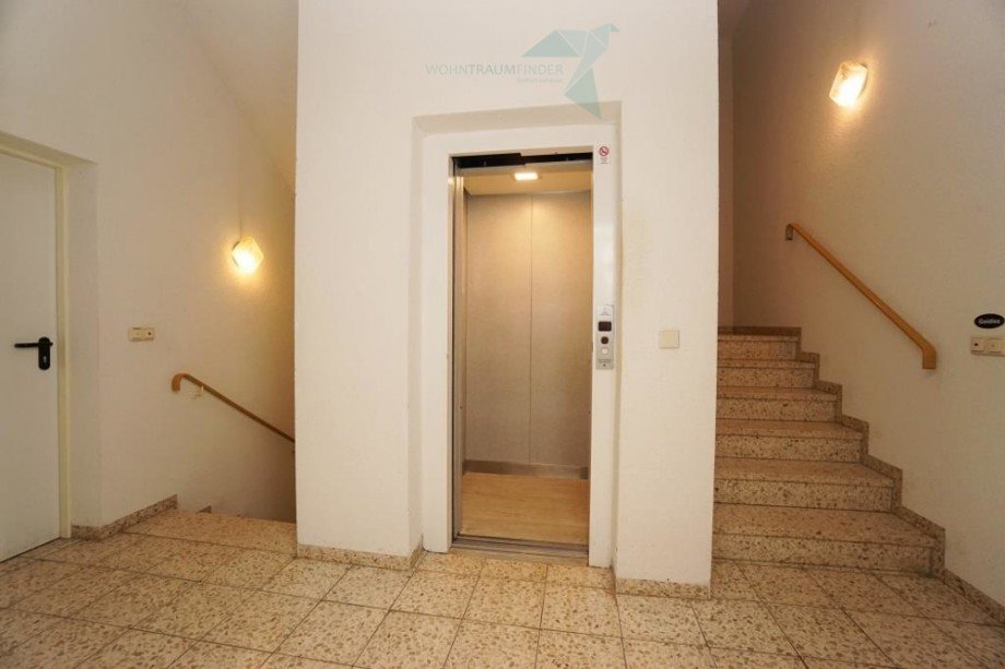 Treppenhaus mit Aufzug Etagenwohnung Burkhardtsdorf, Erzgebirgskreis