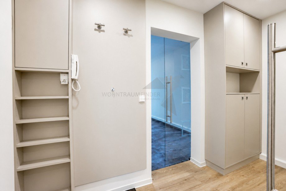 Flur mit Einbauschr�nken Etagenwohnung Chemnitz