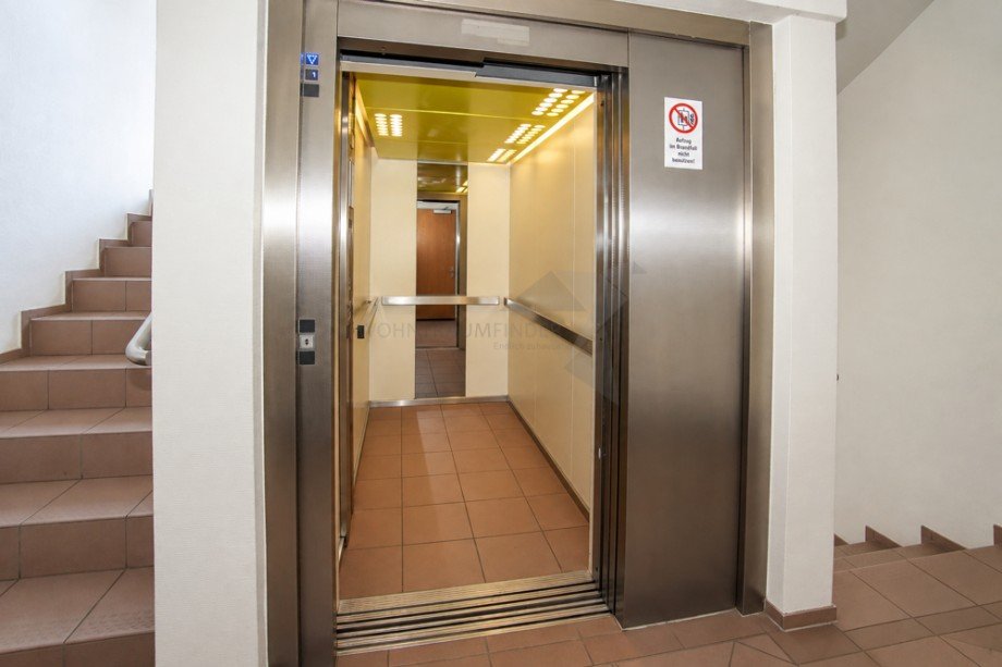 Aufzug und Treppenhaus B�rohaus Chemnitz