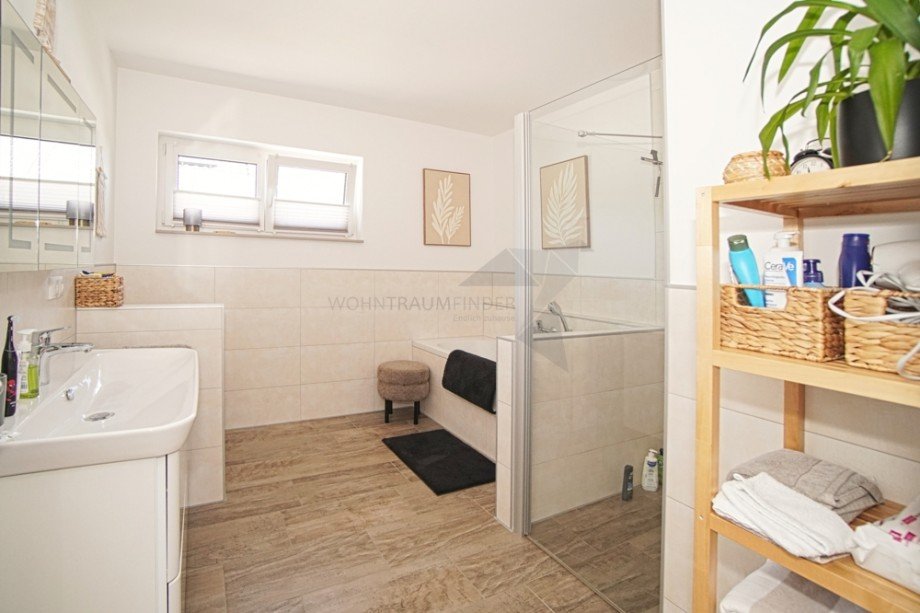 Masterbad mit Wanne und XXL Dusche Doppelhaush�lfte Chemnitz / Rabenstein