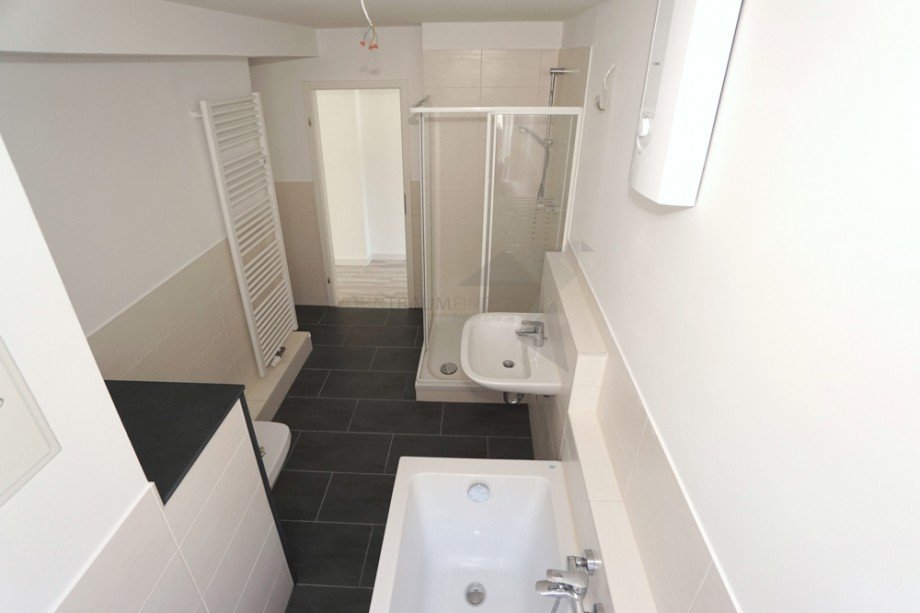 Tageslichtbad mit Wanne und Dusche Etagenwohnung Chemnitz / Lutherviertel