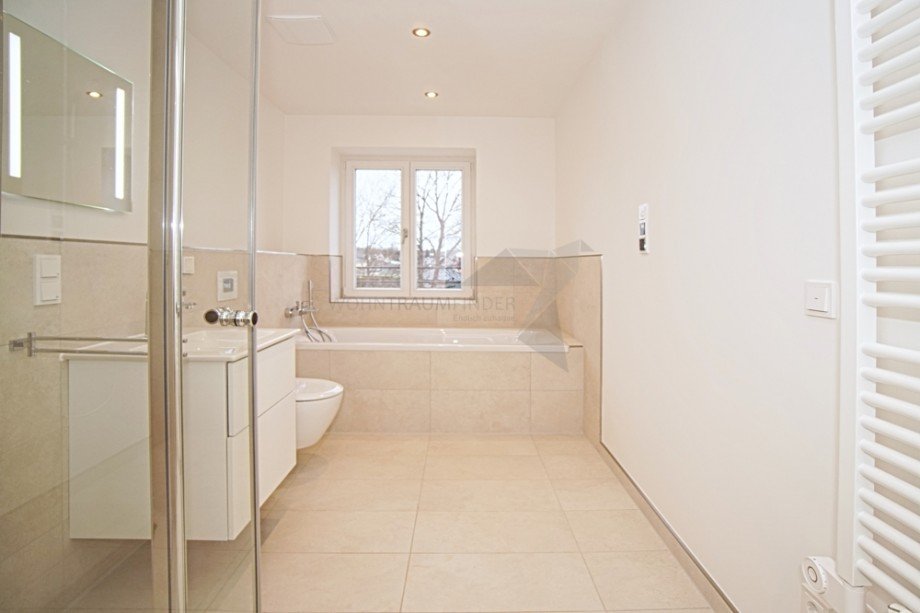 Tageslichtbad mit Wanne und Dusche Etagenwohnung Chemnitz