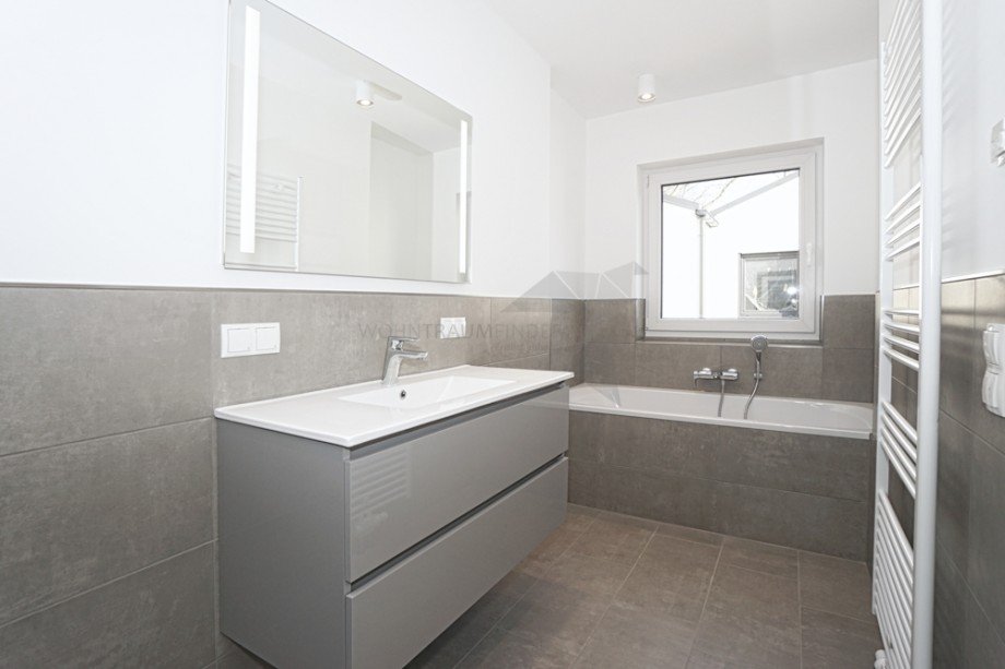 Detail Wanne und Waschtisch Doppelhaush�lfte Chemnitz