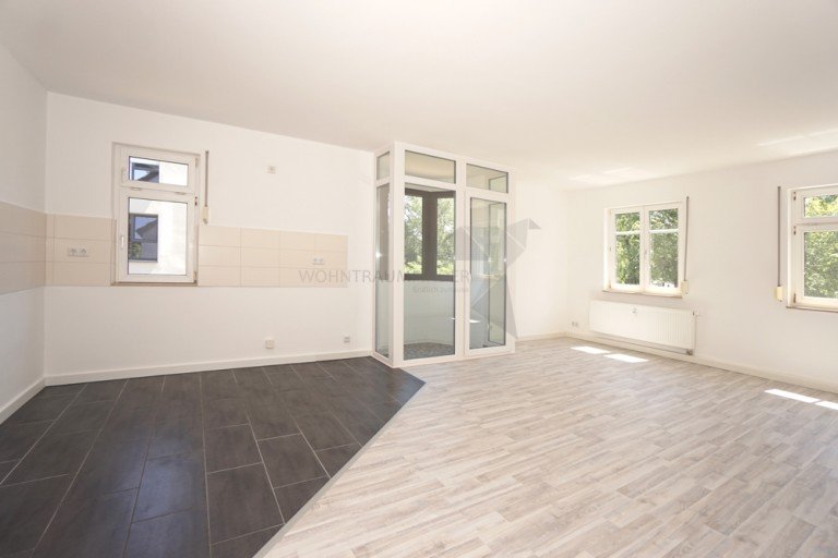 offener Wohn-Koch-Essbereich Chemnitz / Lutherviertel Etagenwohnung Gro�z�gige, helle 5 Raum-Whg. mit Aufzug, Tageslichtbad mit Wanne und Dusche sowie TG-Stellplatz