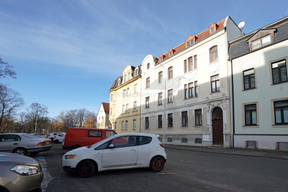 Au�enansicht mit Stellpl�tzen Dachgeschosswohnung Zwickau